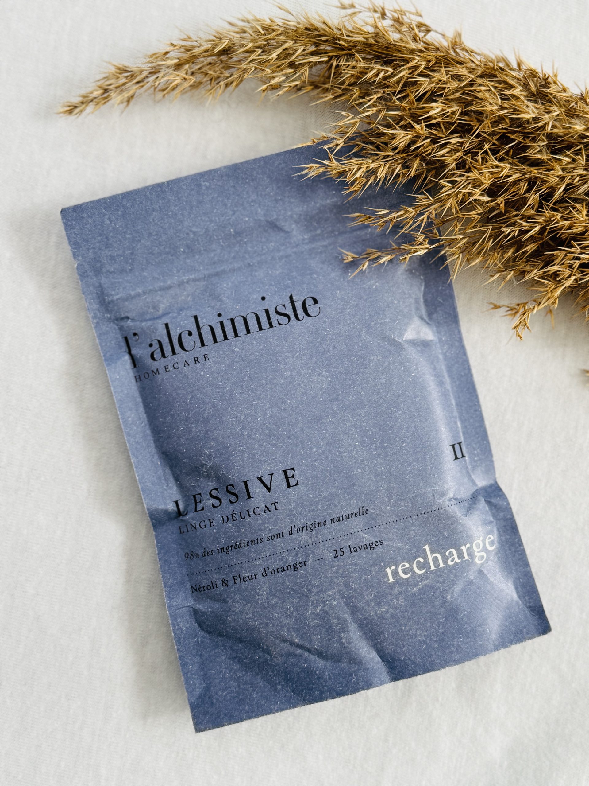 Lessive naturelle au néroli et fleur d’oranger de L’Alchimiste. Écoresponsable, douce pour la peau et efficace dès 30°C. Format rechargeable et zéro déchet.