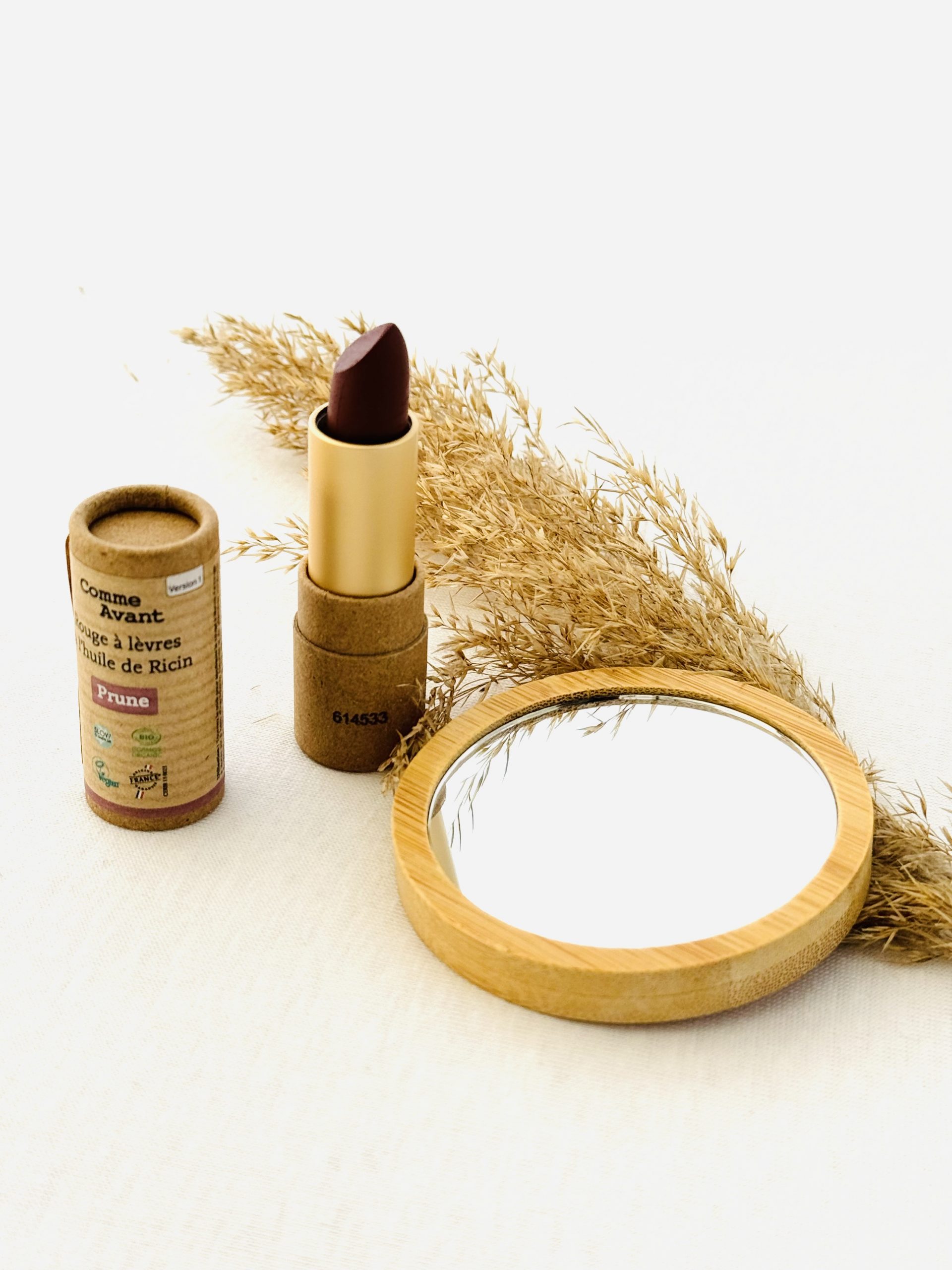 Rouge à lèvres naturel prune fabriqué par Comme Avant. Formulé pour futures mamans, avec miroir inclus. Texture douce, teinte élégante et composition clean.