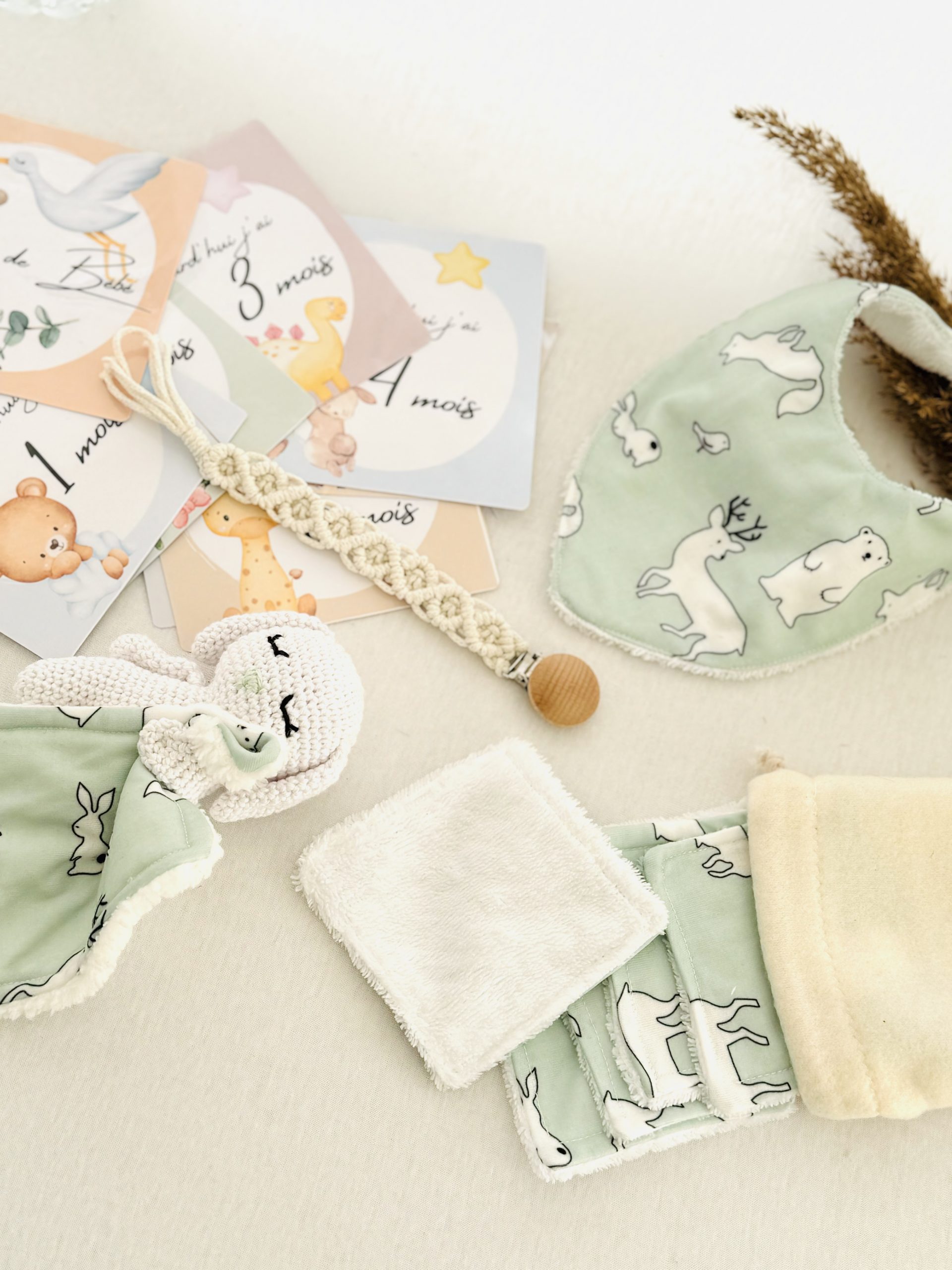 Coffret naissance fait main Mini Trésor - Cadeau bébé artisanal avec doudou, bavoir et lingettes réutilisables.