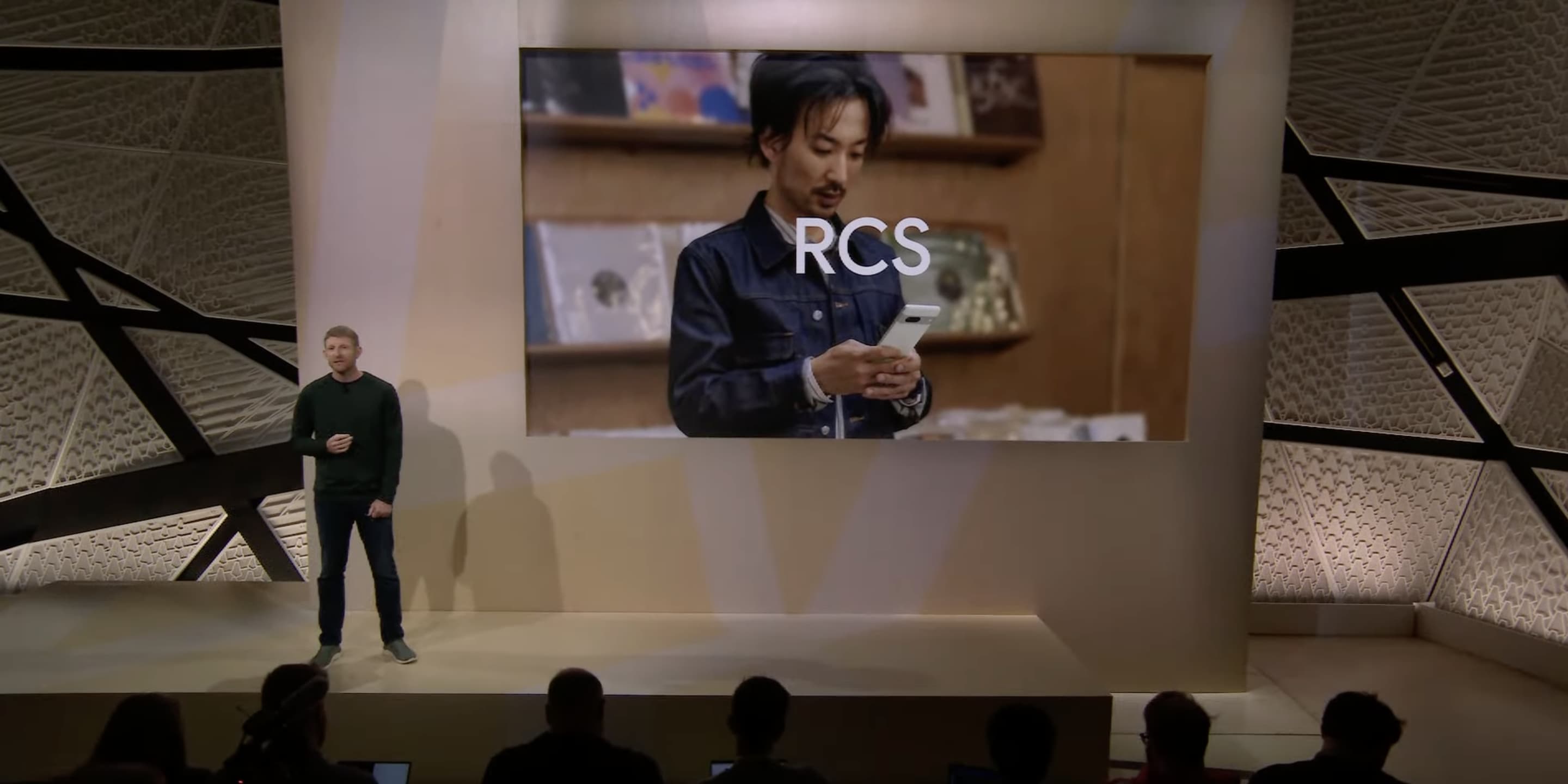 Pixel 7 unveil had AOD, astrophotography, and RCS iPhone digs