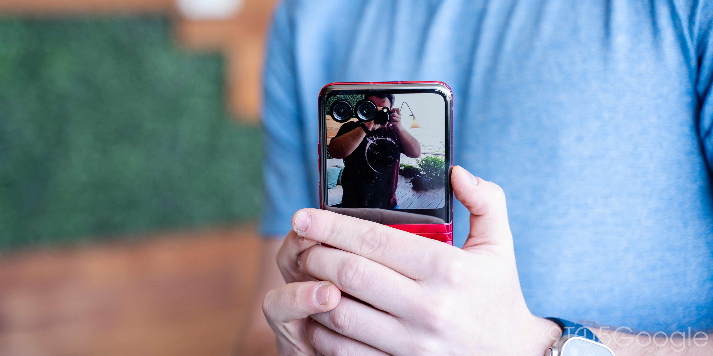 Motorola Razr+ lets you use front screen as camera preview