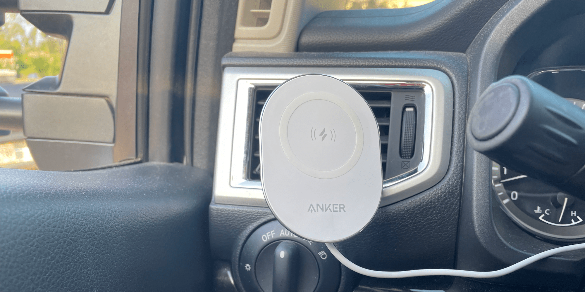 Review Anker PowerWave brings MagSafe compatible charging to the car with a secured vent mount