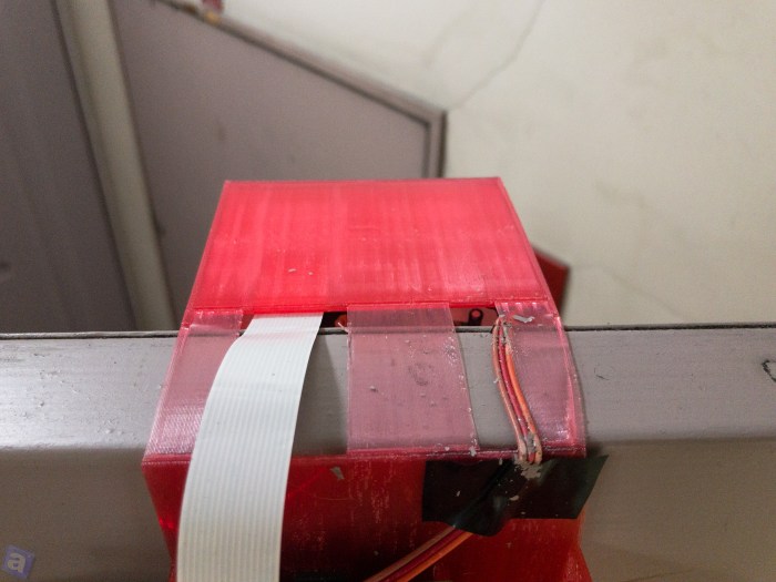201705143d-printer-15.jpg カメラとセンサーをドアの隙間越しにRaspberry Piに配線