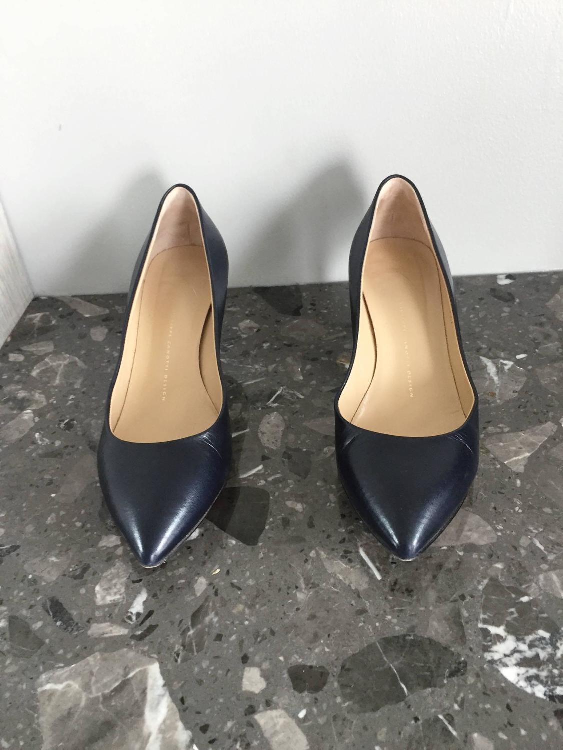 Gisueppe zanotti navy blue classic size 40 / 10 low kitten heel pumps