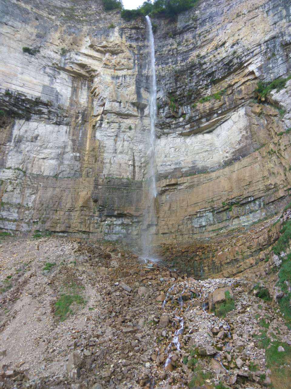 Водопад кинчха представляет собой каскад водопадов, состоящий из двух ступеней, впадающих в реку окаце. Gruziya Chast 2 Vodopad Kinchha Martvilskij Kanon Batumi Ford Mondeo 2 0 L 2011 Goda Na Drive2