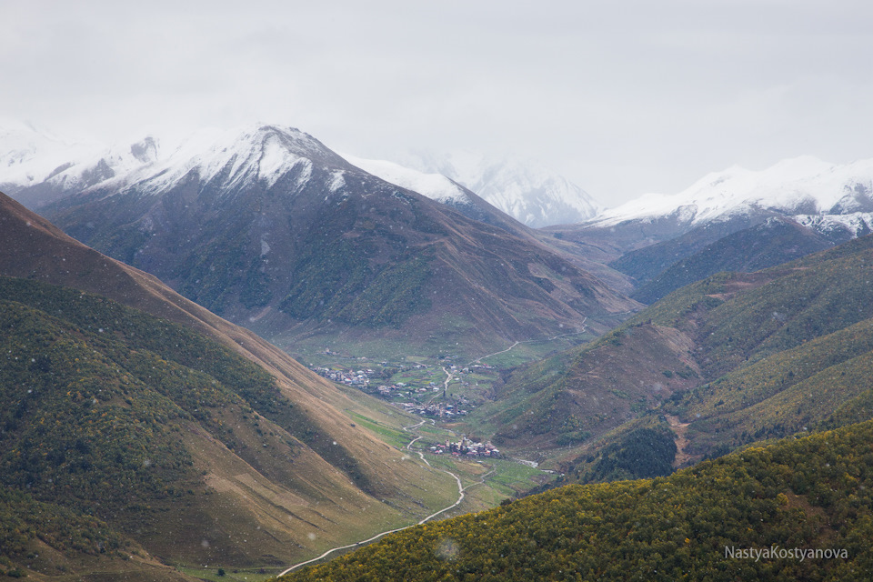Задние стёкла у минивена были тонированы, а форточки не открывались. Puteshestvie K Tryom Vershinam Chast 14 Pryzhok Vo Vremeni Ili Ekskursiya V Zimu Laptarskij Pereval Puteshestviya Na Drive2