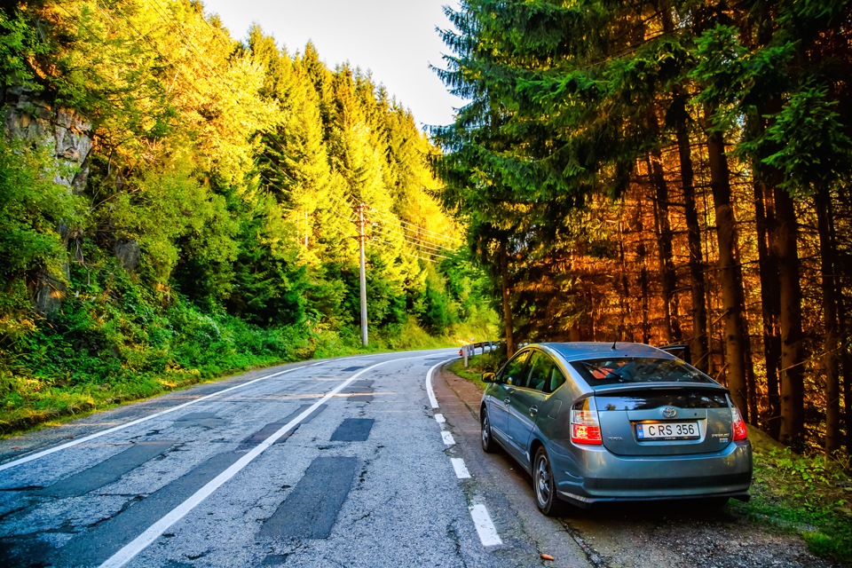Даже если вы не собираетесь совершать восхождение на горную вершину с полным набором туристического . Poezdka V Gory Neobychnaya Doroga Posredi Gor Transfegereshan Drive2