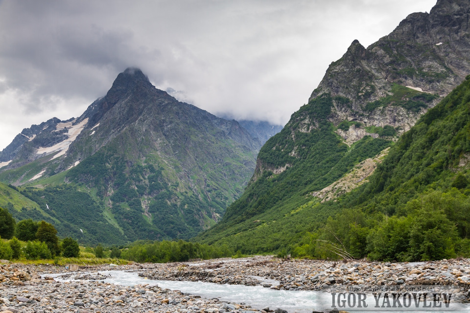 Направо тропинка уходит в ущелье птыш к птышским водопадам, однако путь к ним . V Gosti K Kamennym Strazham Chast 5 Ushele Dombaj Ulgen Chuchhurskij Vodopad Soobshestvo Drajver Puteshestvennik Na Drive2