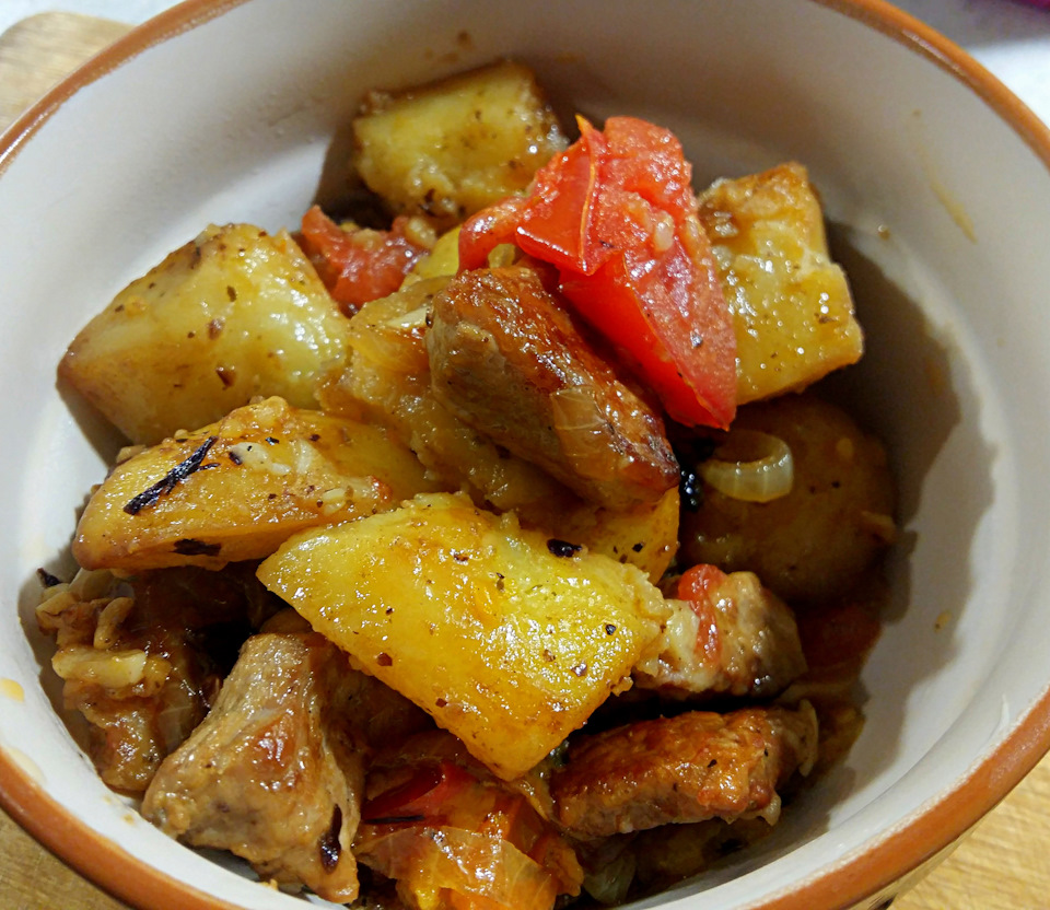 В качестве закусок вы часто встретите на грузинском столе блюда из фасоли (лобио), а также из баклажанов. Odzhahuri Drive2