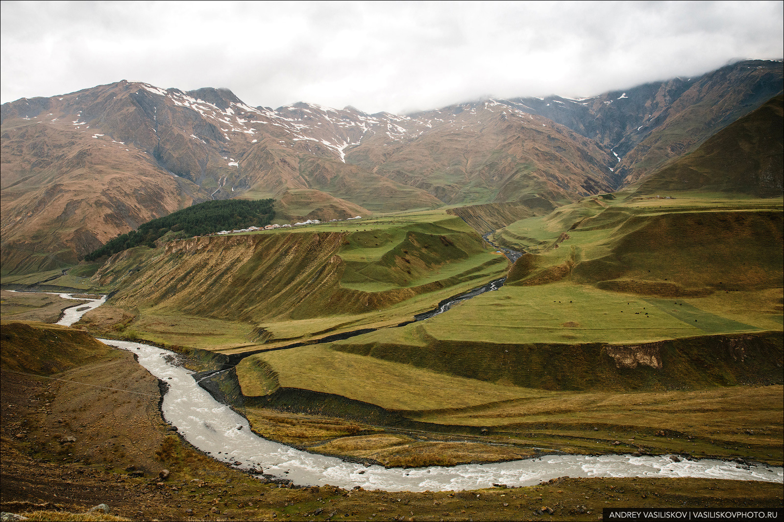 Дорога находится на высоте в 2379 метров над уровнем моря, проходит через главный кавказский хребет. V Gruziyu Na Avto Voenno Gruzinskaya Doroga Drive2