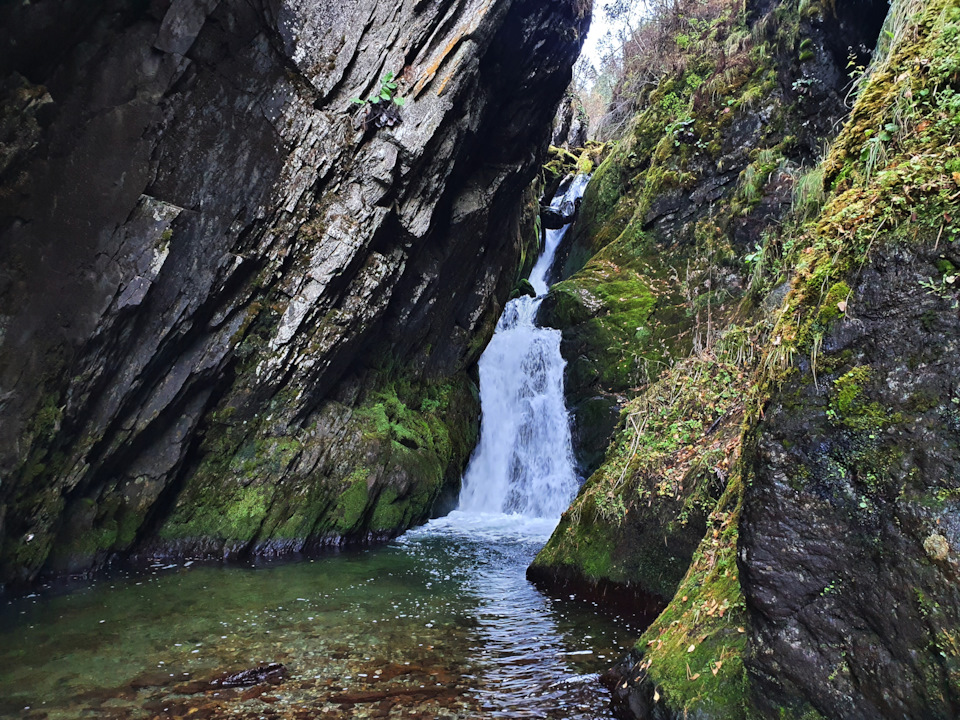 Красивый небольшой водопад к которому прихреначили мини гэс на 1800ватт макс)))) за посмотреть на природу просят 100р (золотой стандарт алтайского края) в подарок. Puteshestvie Na Altaj Ch 3 Manzherok I Teleckoe Ozero Renault Koleos 2 0 L 2012 Goda Na Drive2