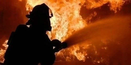 Астраханские огнеборцы тушат пожар в Ленинском районе