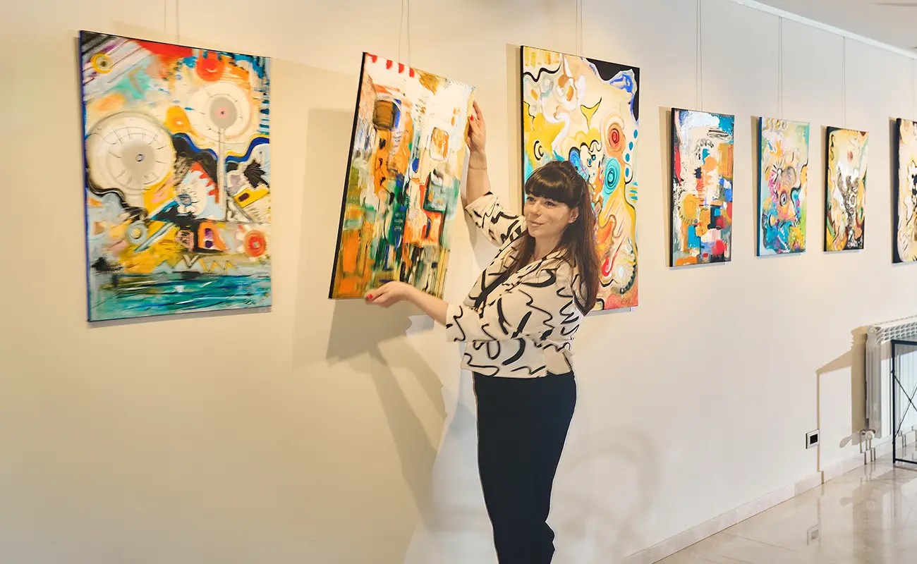 Eli Gerasimova: Lightwoven Dreams in Abstract Motion