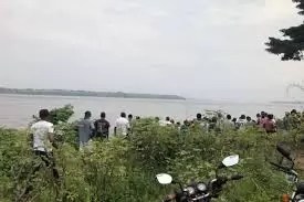 Kinshasa : Un mini-bus a fini sa course dans le fleuve avec des passagers à bord - congosynthese