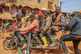 Des motos géantes pour désenclaver les villages du Cameroun | TV5MONDE Afrique