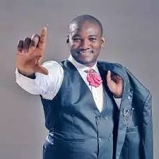 Steve Fah violemment attaqué pour avoir comparé le Cameroun à la Côte d'Ivoire.
