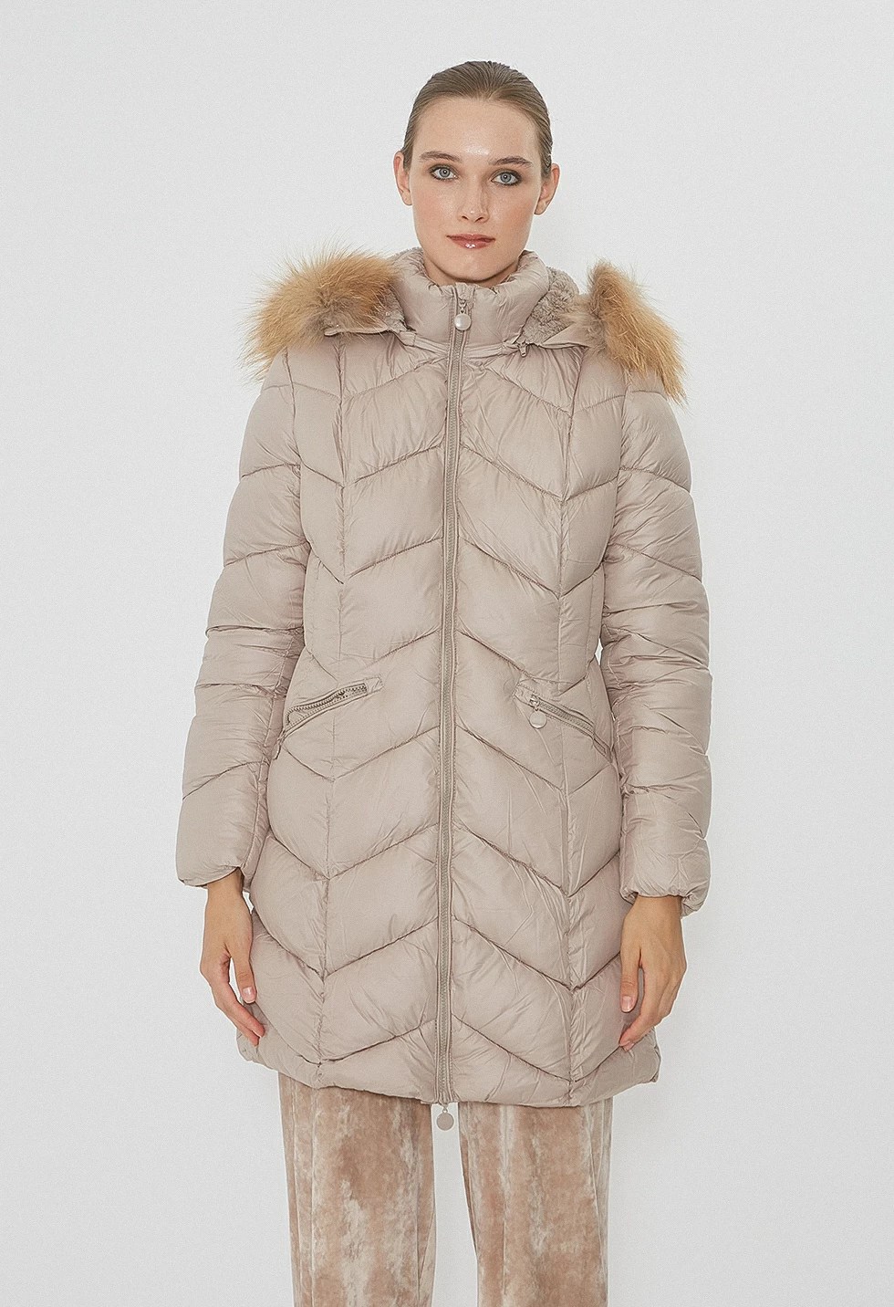  Μπέζ μακρύ φουσκωτό και γυαλιστερό μπουφάν με αποσπώμενη κουκούλα και γούνα 2026