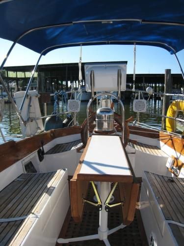 Cockpit with table and bimini