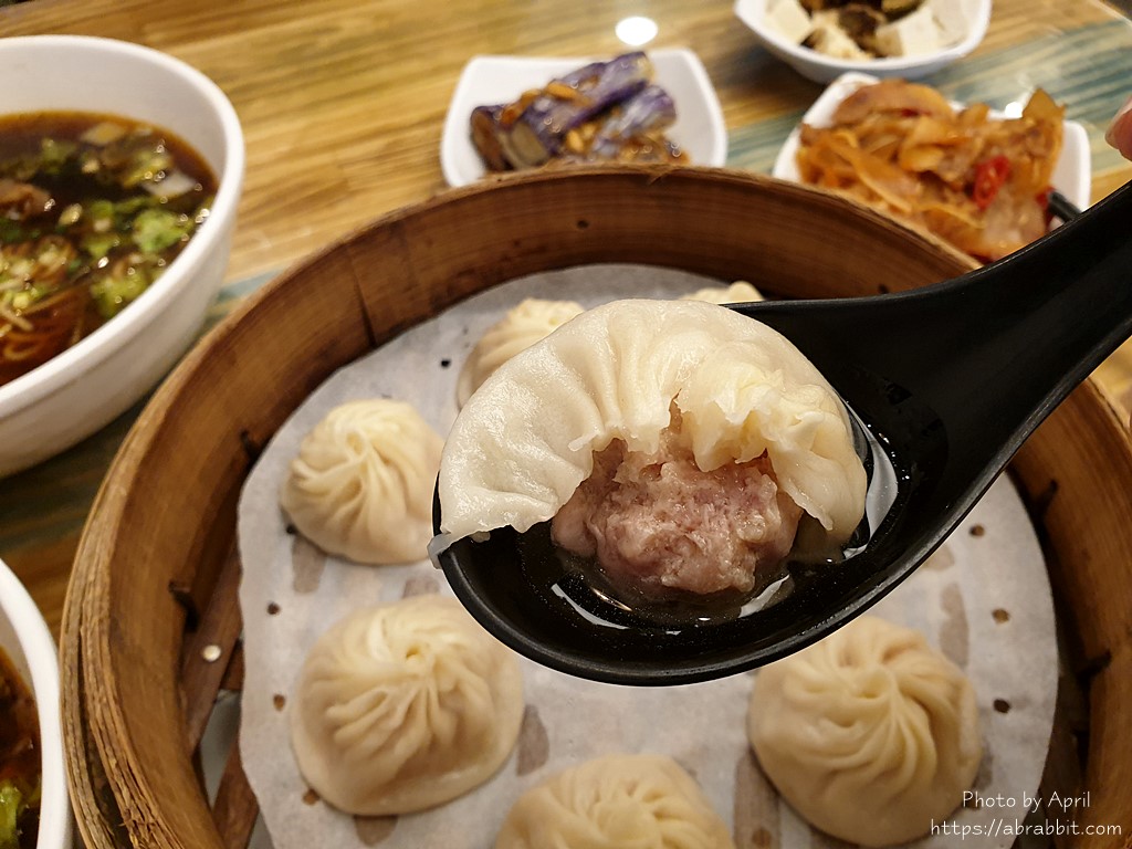 台中小笼汤包推荐-饕之乡李姐的店 必吃的爆汁小笼汤包