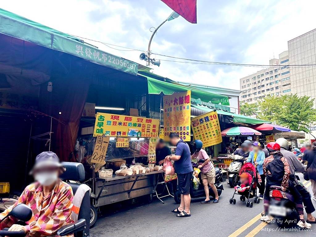 东兴市场内的古早味大饭团，没有google地标，但人潮超多