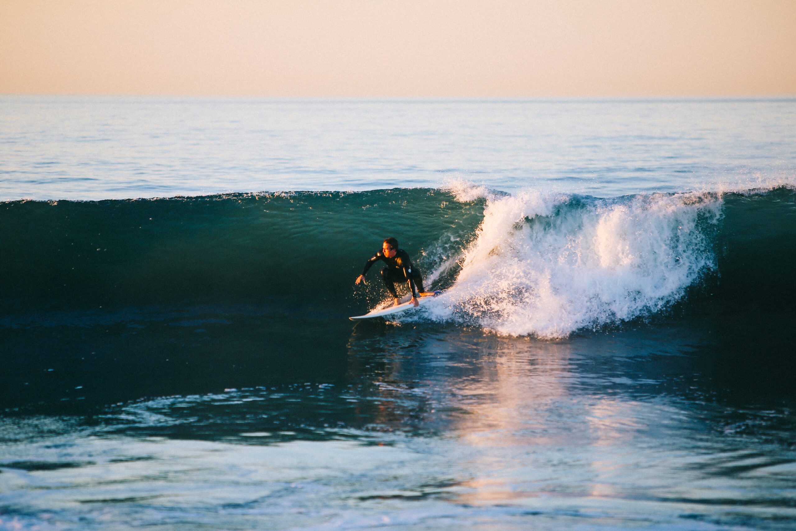 Person surft im Meer