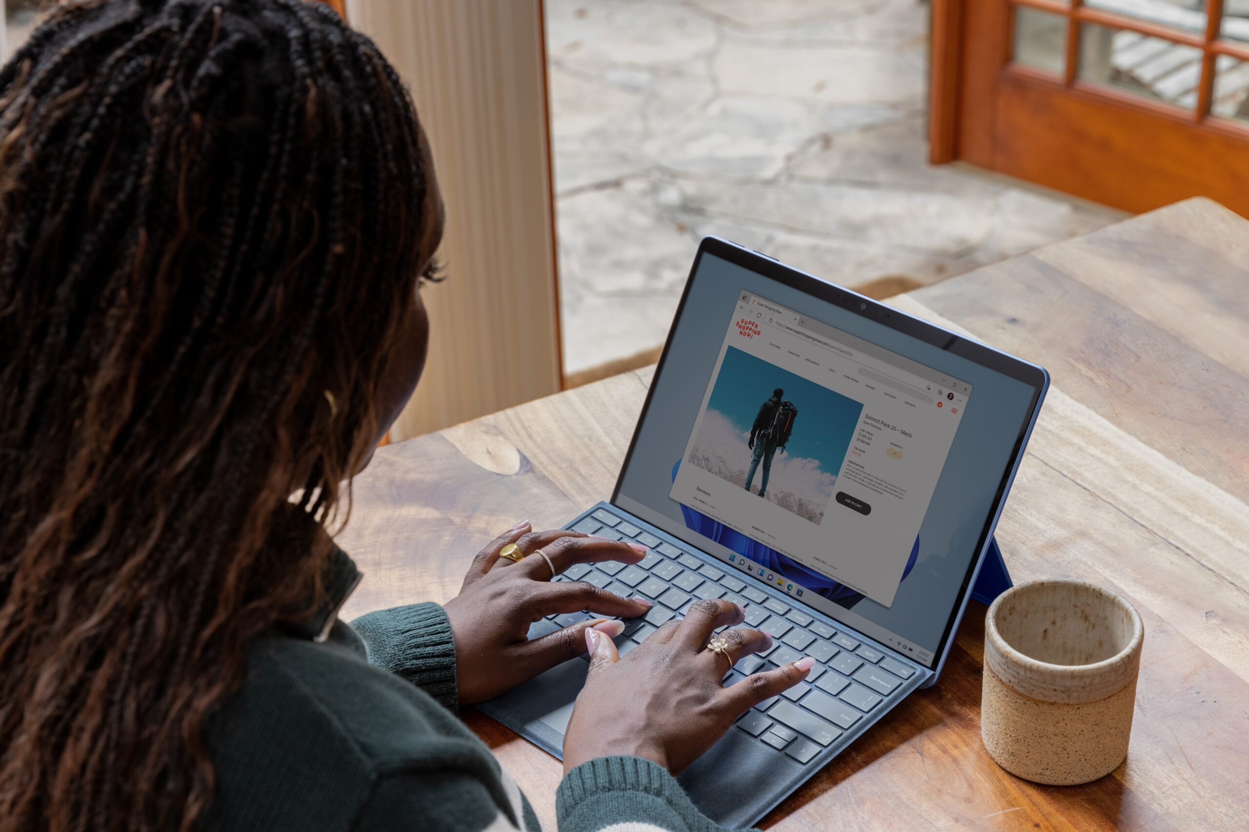 Person benutzt Tastatur eines Laptops