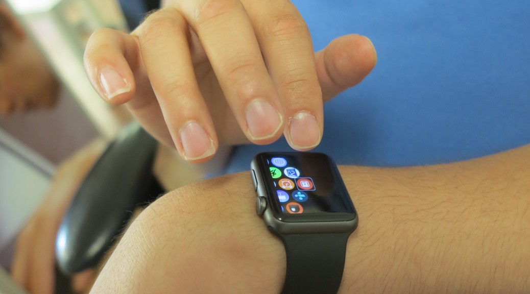 Linkes Handgelenk mit Apple Watch