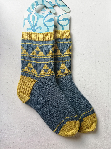 Mitsuuroko Socks by Raeli Masina