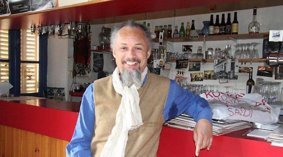 Mr Theo manager de la bascule ubuntu cafe