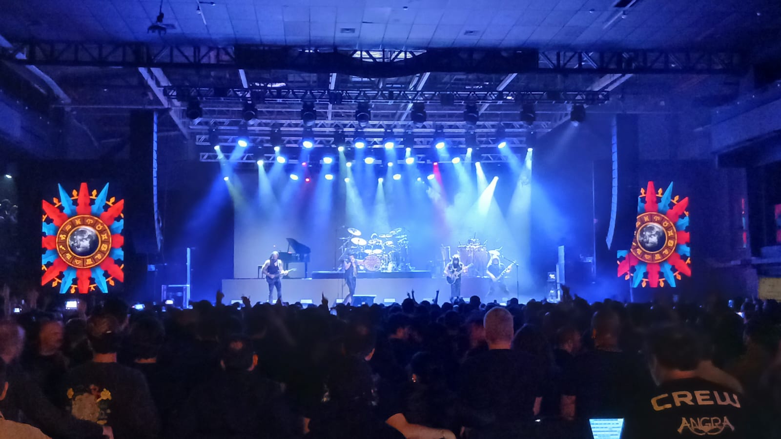 [Cobertura] Angra apresenta novo vocalista ao público curitibano em show de clássicos
