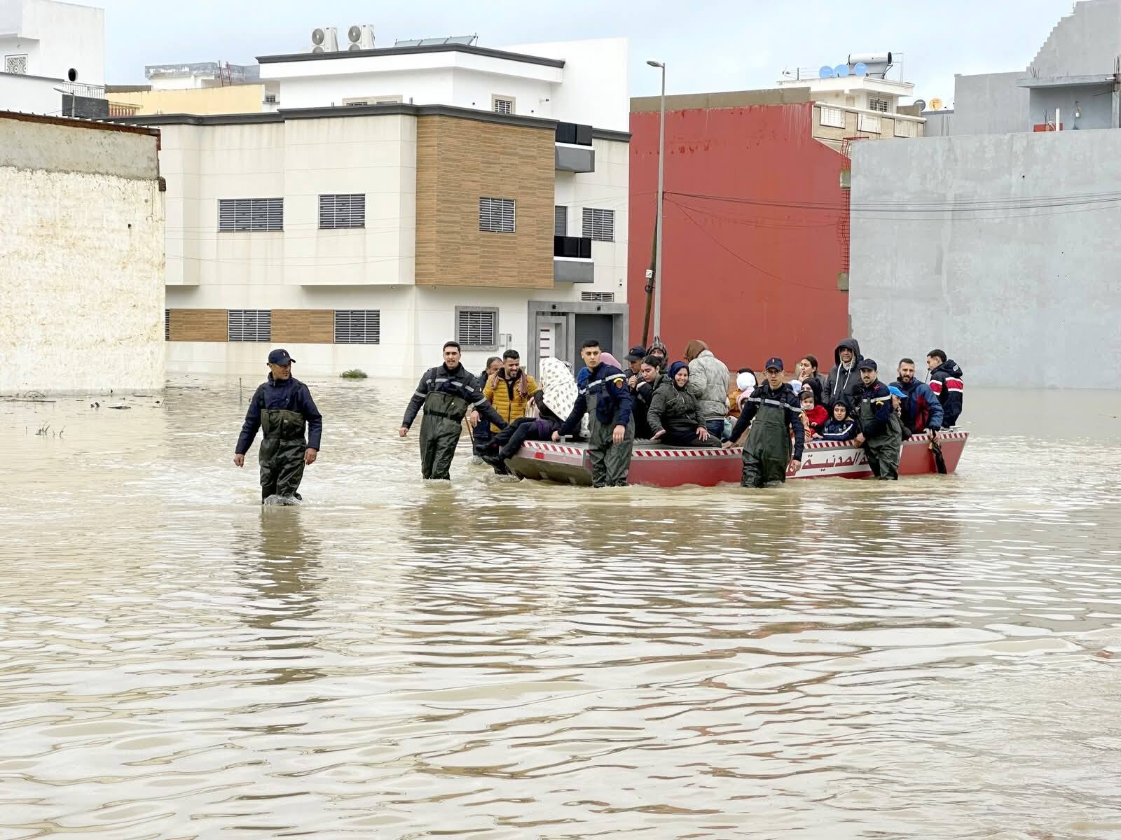 القصر الكبير .. تدخلات ميدانية منسقة لإجلاء وإيواء المواطنين المتضررين من فيضان وادي اللوكوس