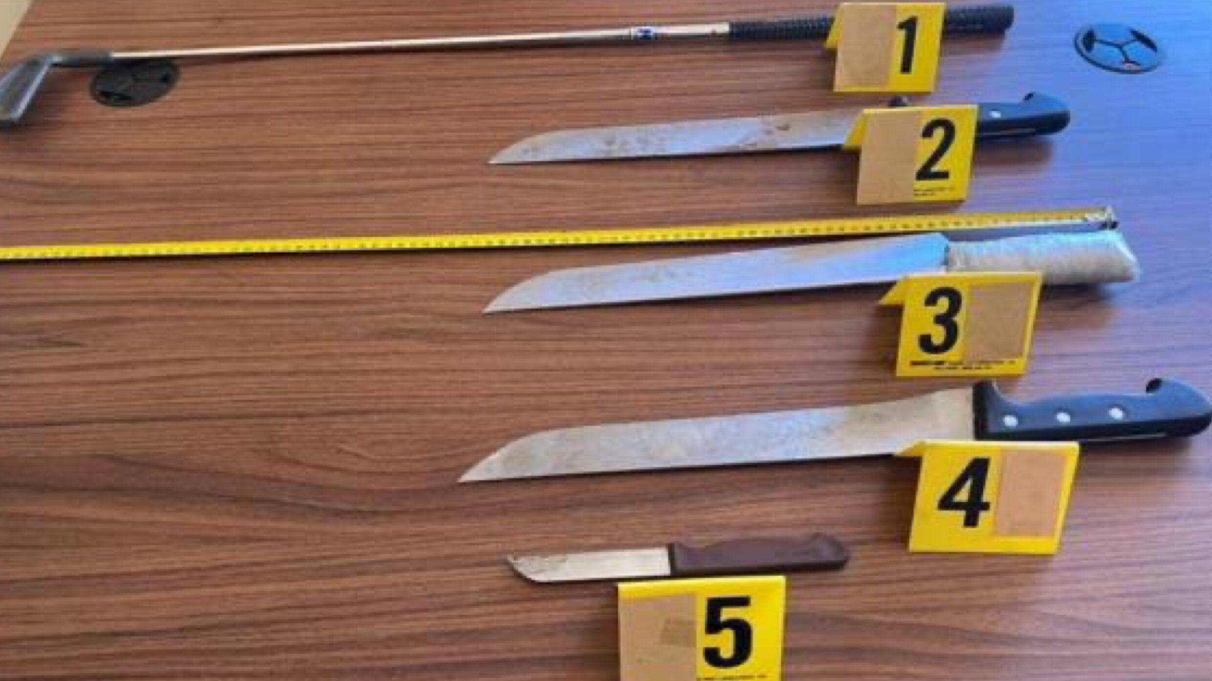 قلعة السراغنة.. توقيف 4 أشخاص في قضايا الضرب والجرح والسرقة وحجز أسلحة بيضاء