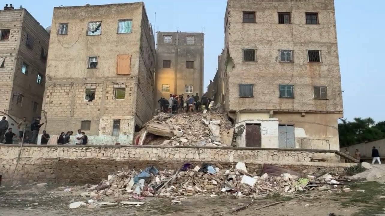 فاس.. مصرع 4 أشخاص في انهيار بناية سكنية بمقاطعة جنان الورد