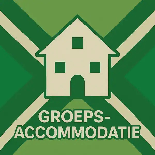 Wit pictogram van een groot huis met meerdere ramen als symbool voor groepsverblijf, met daaronder de tekst “GROEPSACCOMMODATIE” in hoofdletters, geplaatst op de vlag van de Achterhoek met donkergroene diagonale kruisen en roomwitte lijnen op een lichtgroene achtergrond.