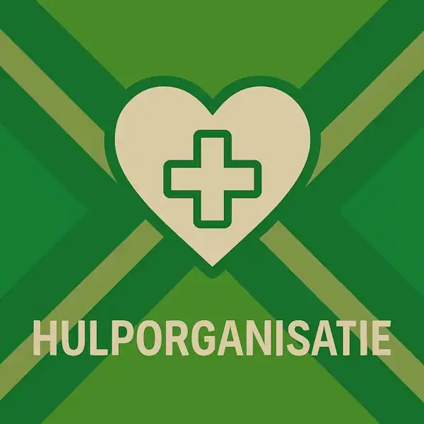 Wit pictogram van een hart met een medisch kruis erin als symbool voor hulpverlening, met daaronder de tekst “HULPORGANISATIE” in hoofdletters, geplaatst op de vlag van de Achterhoek met donkergroene diagonale kruisen en roomwitte lijnen op een lichtgroene achtergrond.