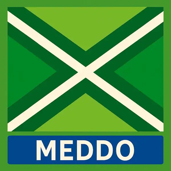 Plaatsnaambord met de tekst "MEDDO" in witte hoofdletters op een blauwe balk. Daarboven een vlag met lichtgroene achtergrond, een wit St. Andrieskruis gecentreerd in een donkergroen kruispatroon — exact zoals in het originele vlagvoorbeeld.