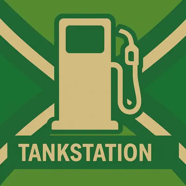 Logo van een brandstofpomp in silhouet op de Achterhoekse vlag, met de tekst “TANKSTATION” onderin in een donkergroene balk.