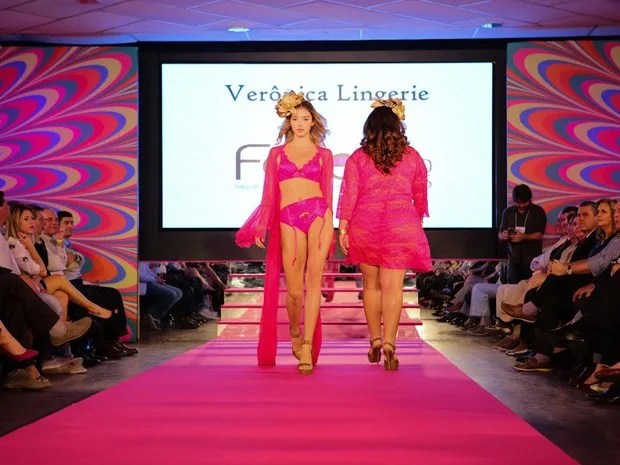 Renda e cores vibrantes marcam abertura da Fevest em Friburgo