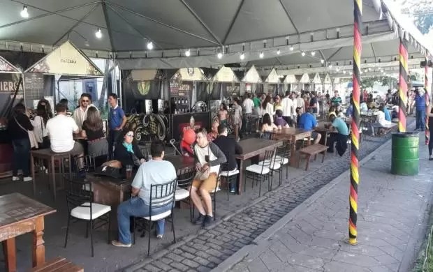 Biergarten: jardim cervejeiro da Bauernfest vai contar com mais de 30 shows