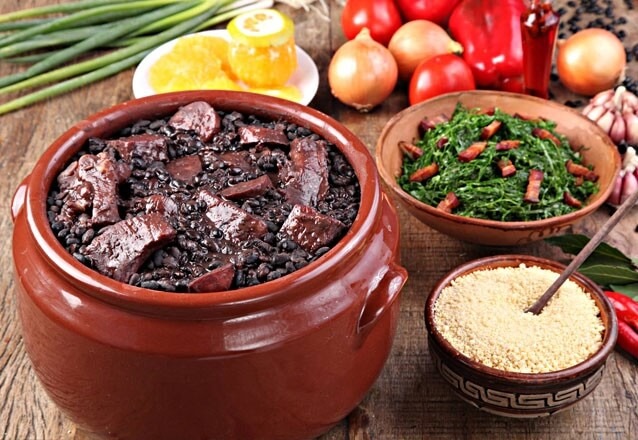 CASTELO COUNTRY CLUB DE PETRÓPOLIS PROMOVE FEIJOADA COM MUITO SAMBA