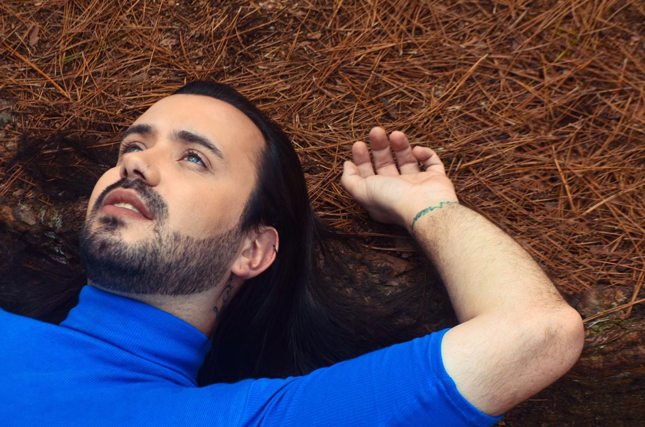 Cantor petropolitano celebra sucesso da canção ‘Queda Livre’ no Spotify