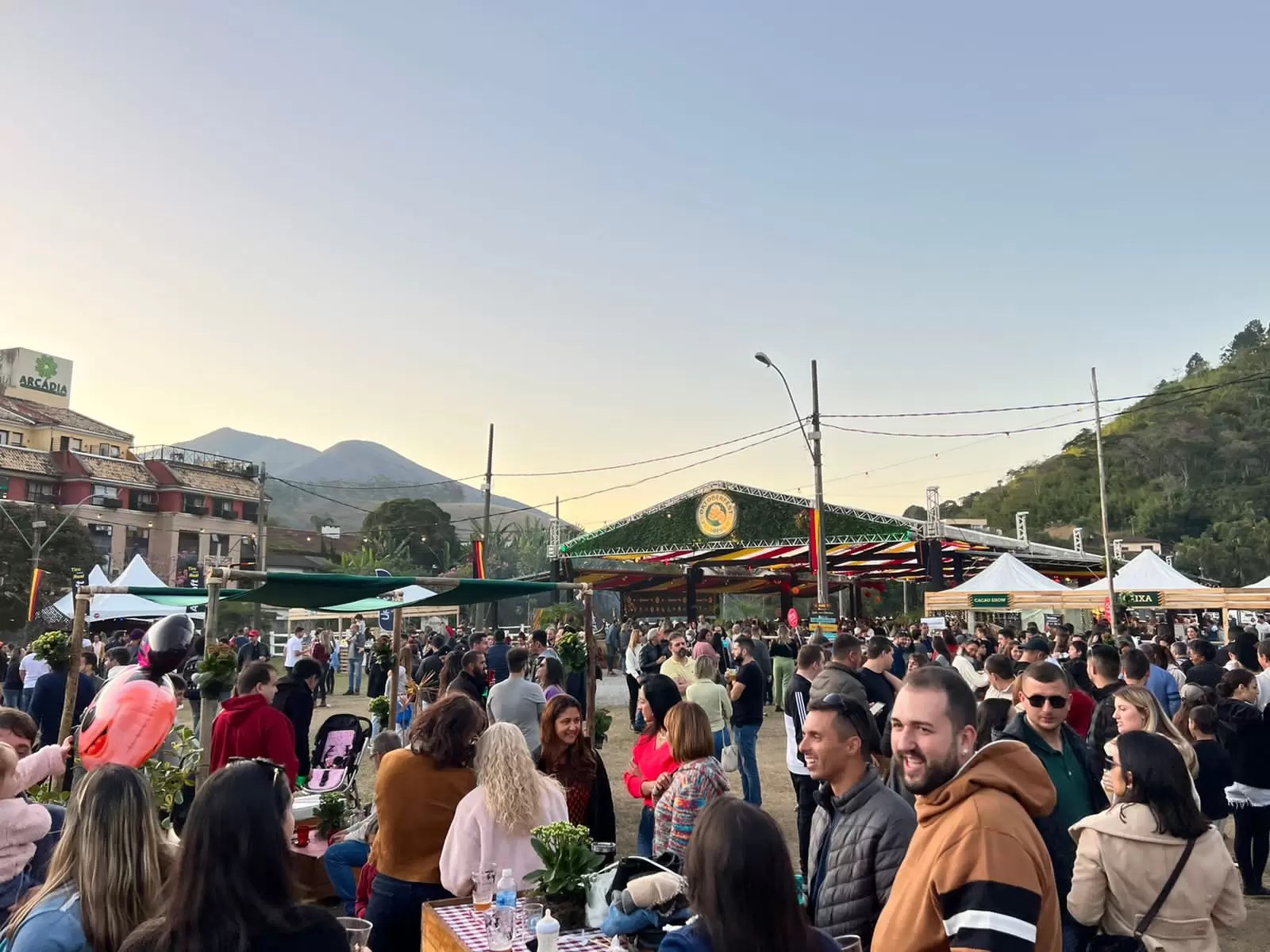 Baile do Zen abre programação de shows da segunda semana da Oktoberfest em Itaipava