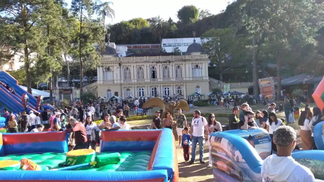 Espaço Biergarten fica lotado neste primeiro final de semana da Bauernfest