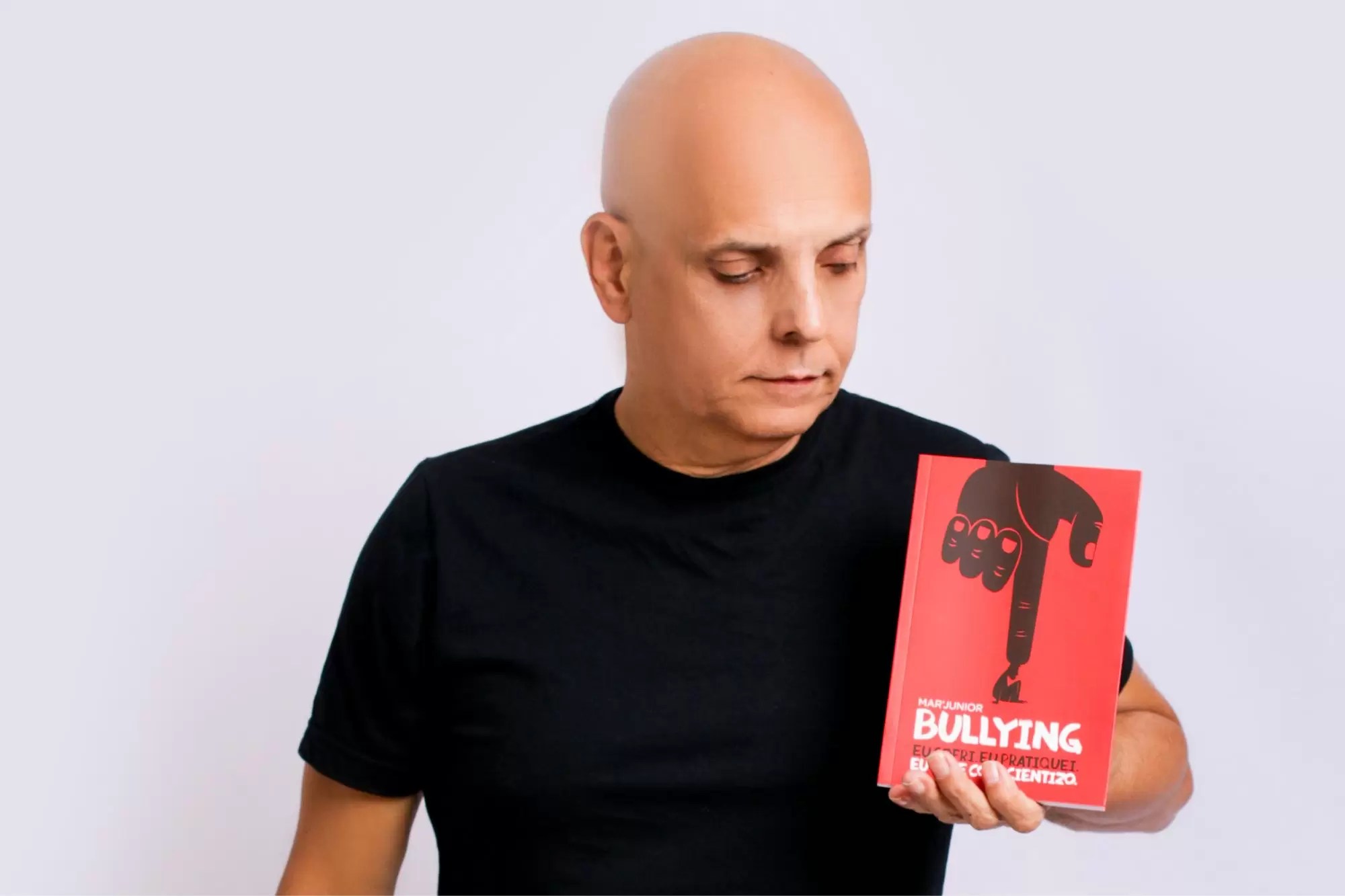 Escritor faz palestra sobre como superar as adversidades causadas pelo bullying em escola de Petrópolis