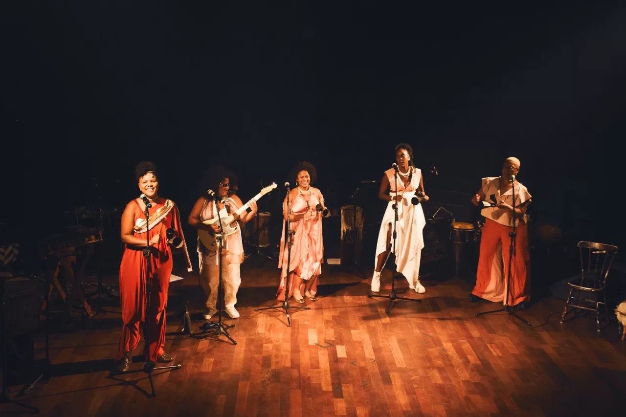 Grupo Dembaia apresenta “Yɛ̀lɛ Sira” no Sesc Teresópolis, misturando ritmos africanos e afrodiaspóricos em uma experiência sensorial