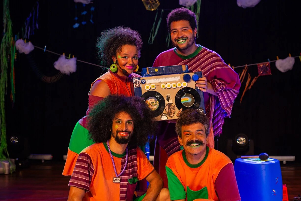Espetáculo infantojuvenil “Bamberê” celebra as infâncias indígenas, negras e periféricas no Sesc Quintandinha