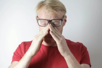 Revelando los riesgos: los peligros ocultos de frotarse los ojos