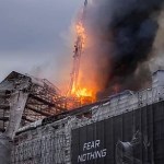 "Llamas de la tragedia: se derrumba la icónica torre de la Bolsa de Copenhague"
