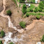 "La presa se desmorona, se pierden vidas en Kenia, la nación está de luto".