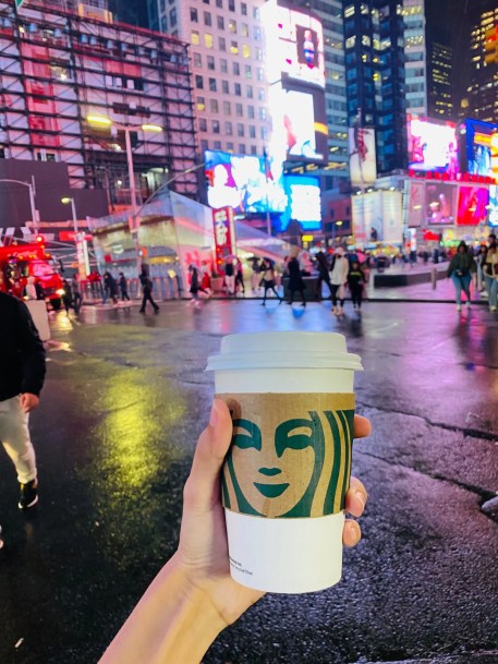 Ventas de Starbucks caen globalmente 4 Starbucks lucha contra llamados al boicot por controversias políticas.